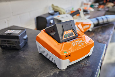 STIHL Schnellladegerät AL 301 - Modell 2025