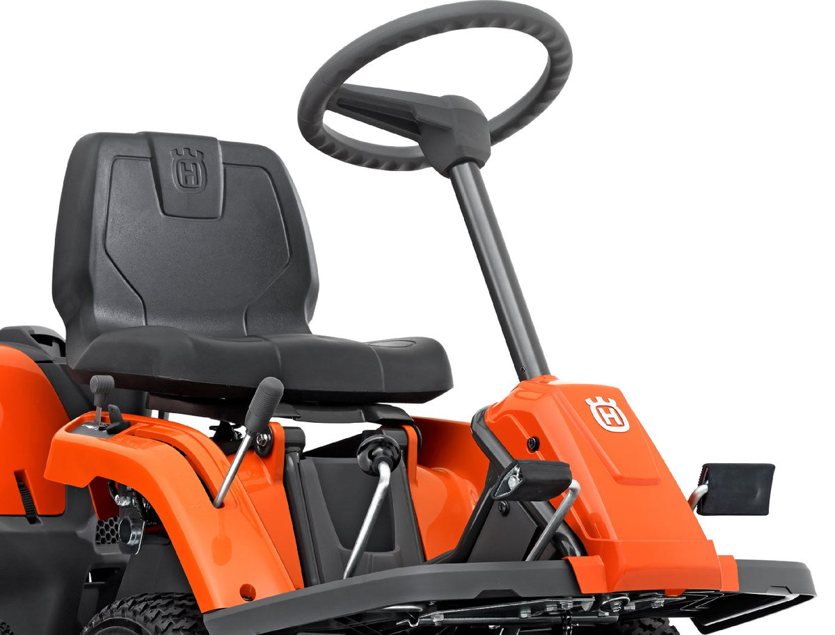 Husqvarna Frontmäher R 112C5 mit Mähdeck Combi 85 - Winterpaket mit Schneeschild, Gummileiste und Schneeketten