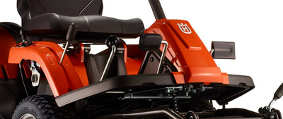 Husqvarna Frontmäher R 112C5 mit Mähdeck Combi 85 - Winterpaket mit Schneeschild, Gummileiste und Schneeketten