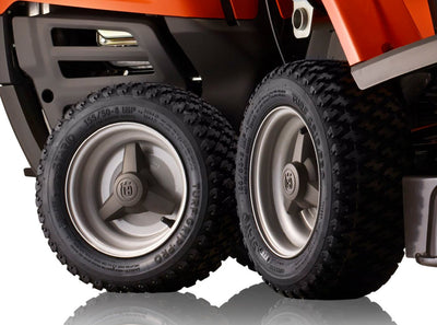 Husqvarna Frontmäher R 112C5 mit Mähdeck Combi 85 - Winterpaket mit Schneeschild, Gummileiste und Schneeketten