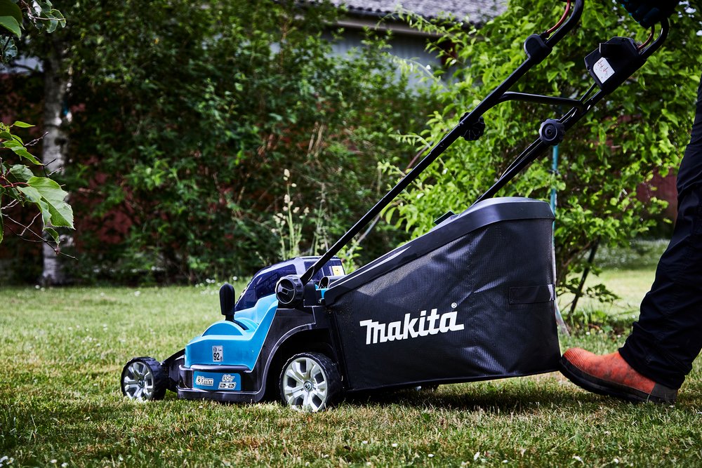 Makita Akku-Rasenmäher DLM432PT2 mit 2 Akkus 5 Ah und Doppelladegerät