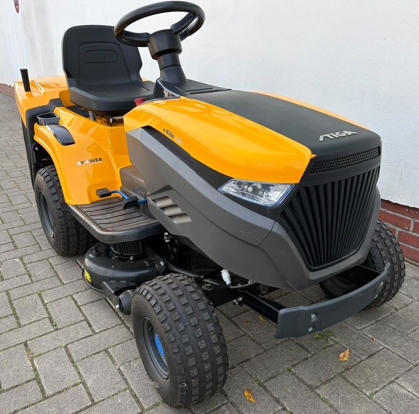 Stiga Akku-Rasentraktor mit Heckauswuf E-Ride C 300 - Vorführgerät Kratzer/Nutzungsspuren