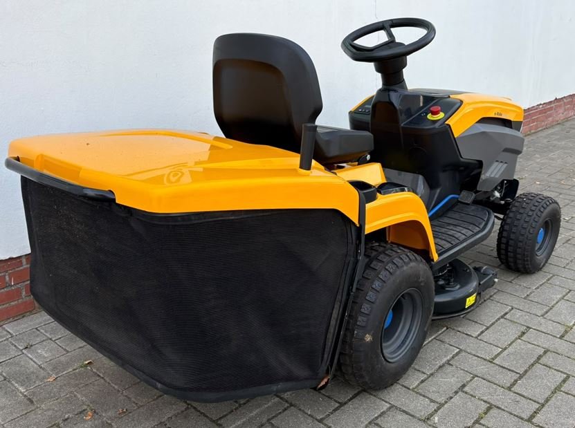 Stiga Akku-Rasentraktor mit Heckauswuf E-Ride C 300 - Vorführgerät Kratzer/Nutzungsspuren