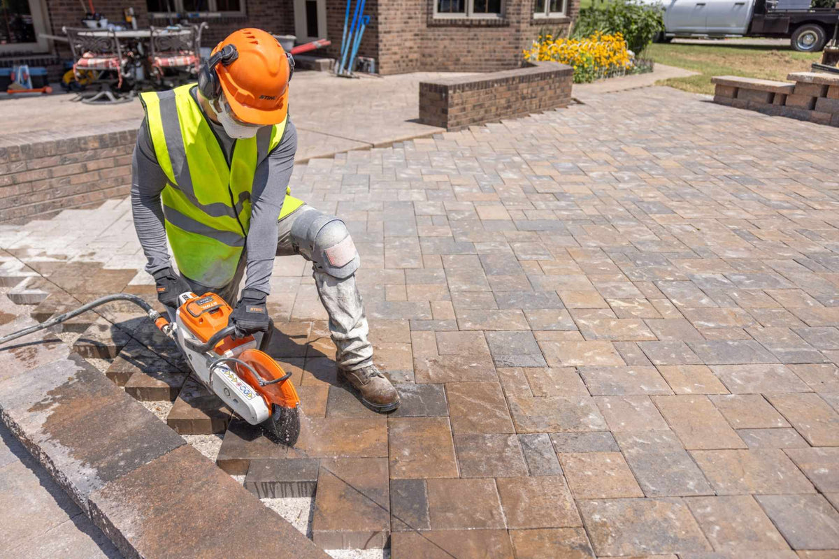 STIHL Akku-Trennschleifer TSA 300, ohne Akku und Ladegerät mit 300 mm Kunstharz-Trennscheibe für Baustahl