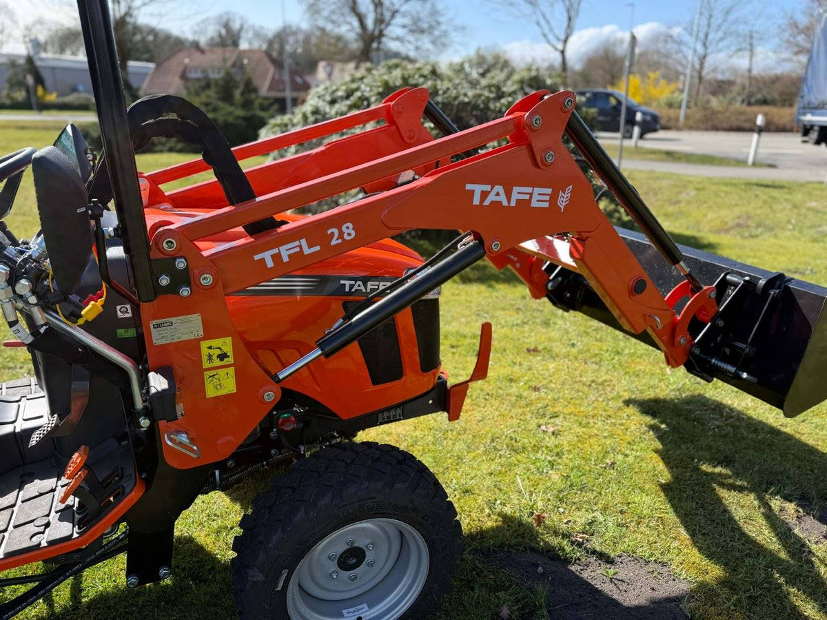 Tafe Frontlader mit Schaufel und Handsteuerventil TFL-28